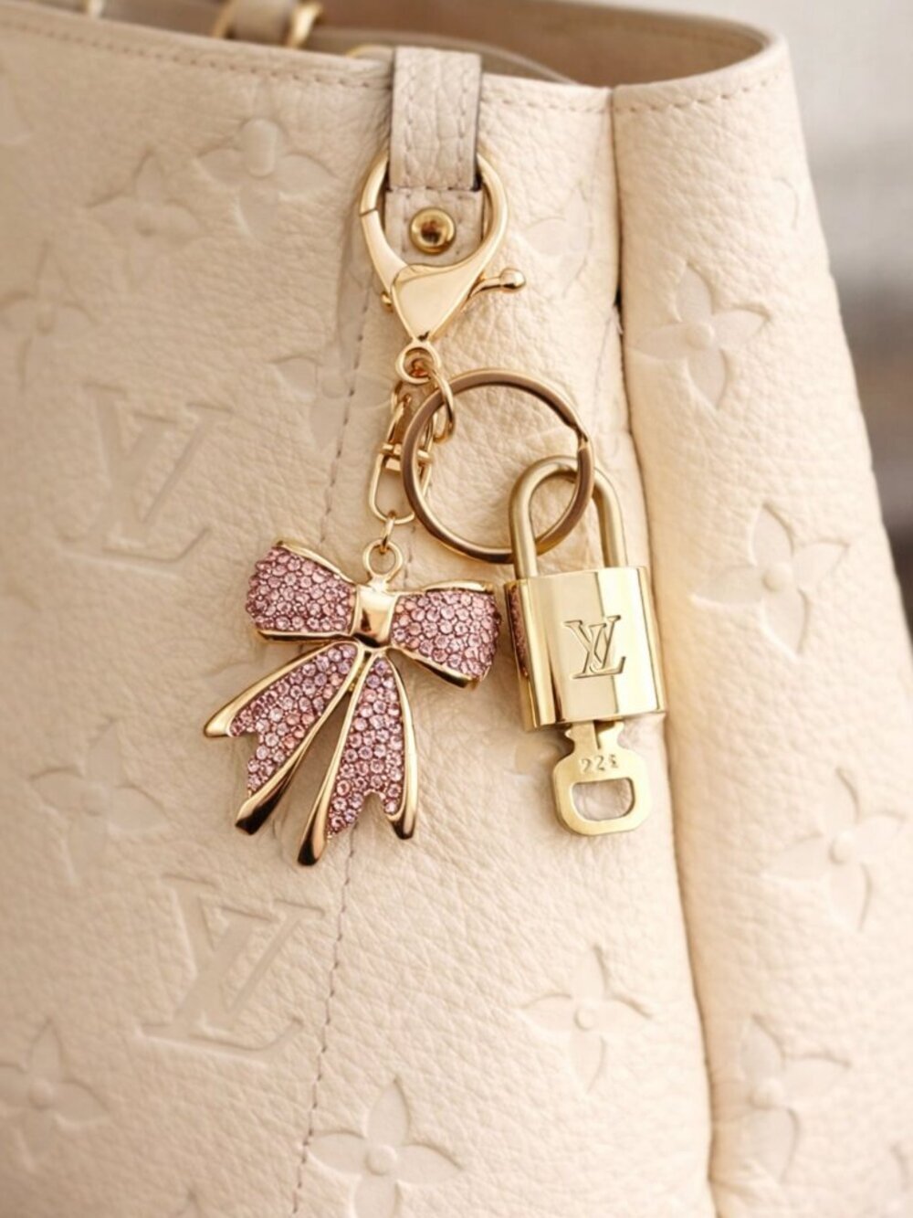Louis Vuitton Authentic Gold Lock 🔒 Unbranded Ribbon Keychain Charm for Bags